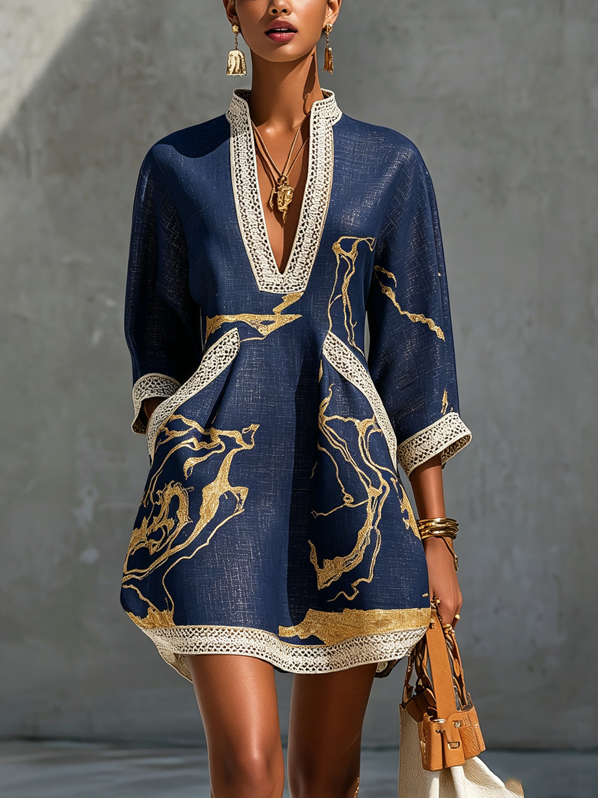 Fortuna | Robe Courte Noire à Motifs Marbrés Dorés & Finitions Crochet