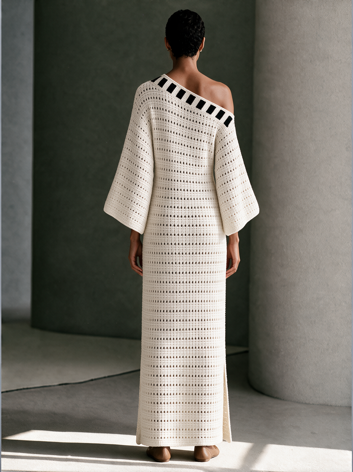 Robe Longue Bohème Ajourée Rayée en Maille à Épaules Dénudées – Ivoire