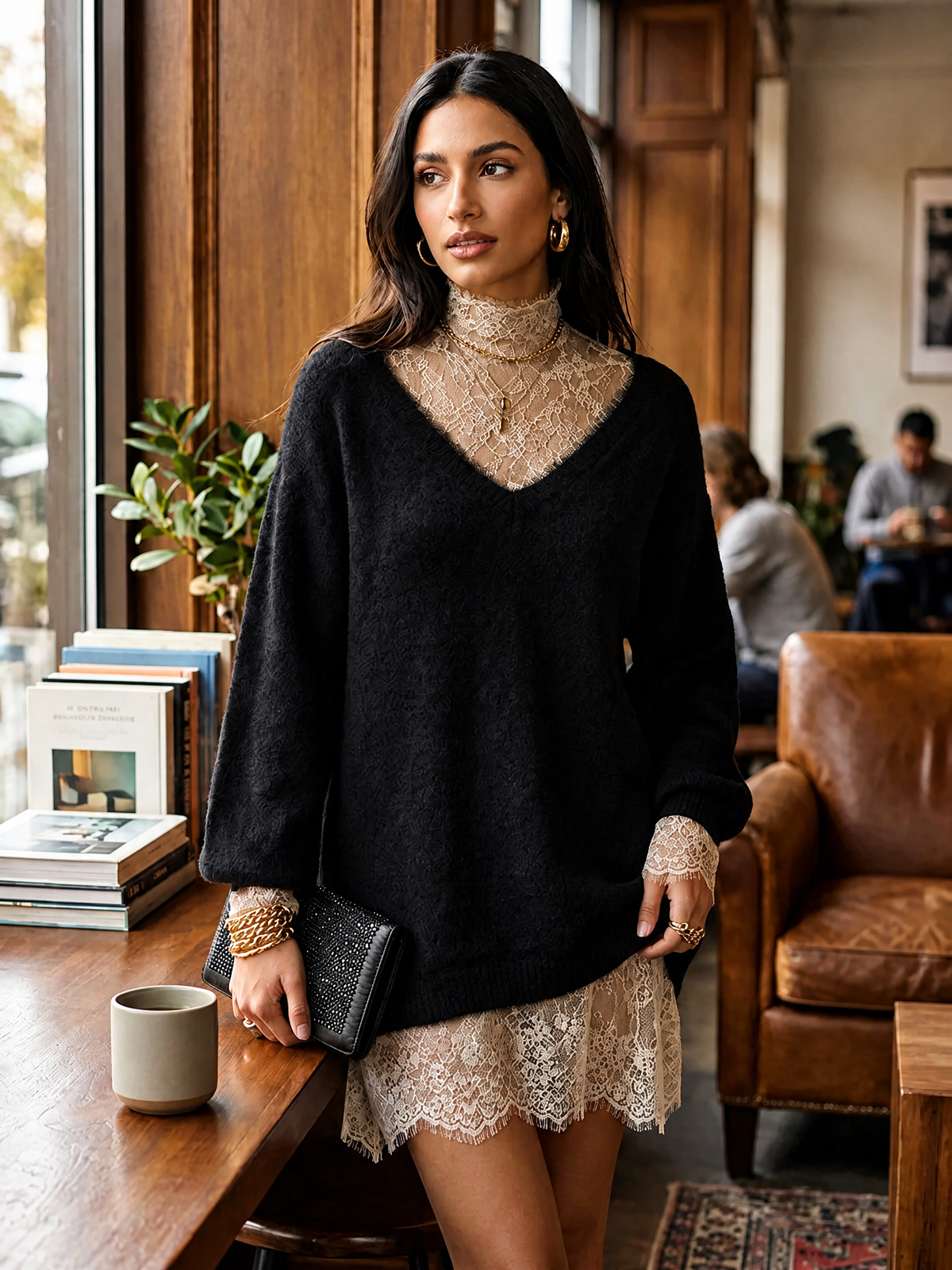 Robe Courte Élégante en Maille à Bordures de Dentelle – Noir