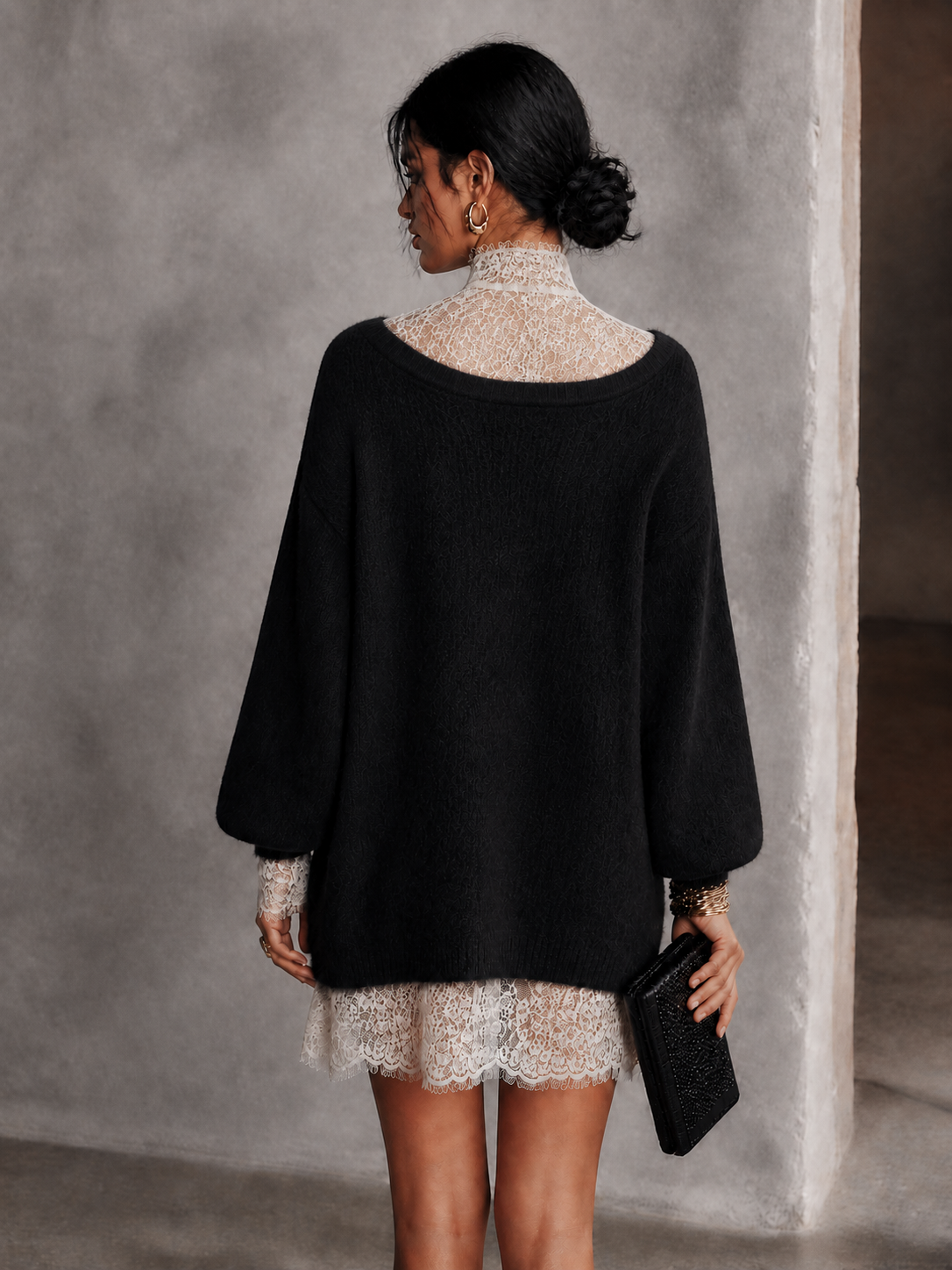 Robe Courte Élégante en Maille à Bordures de Dentelle – Noir