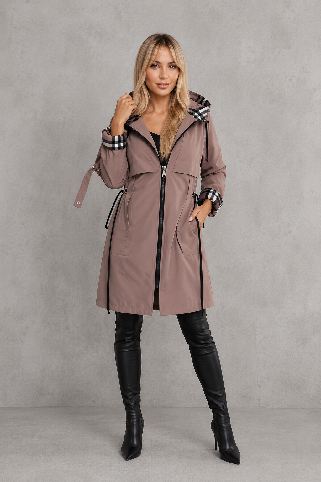 Mabelle | Veste Imperméable à Capuche et Liseré à Carreaux