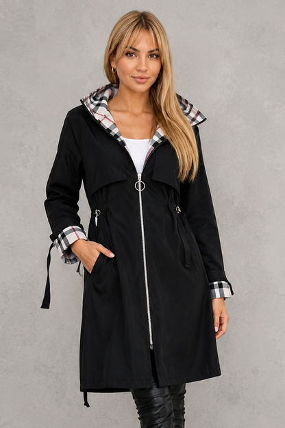 Mabelle | Veste Imperméable à Capuche et Liseré à Carreaux