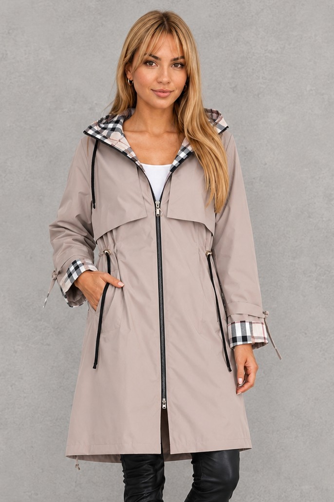 Mabelle | Veste Imperméable à Capuche et Liseré à Carreaux